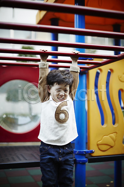즐거움 남자 소년한명만 어린이 한국인 한명 JPG 앞모습 포토 놀이터 매달리기 상반신 야외 어린이라이프 웃음 주간 철봉