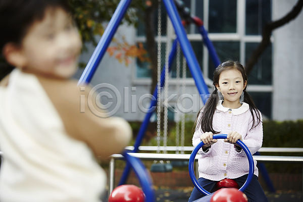 남자 두명 어린이 어린이만 여자 한국인 JPG 뒷모습 앞모습 포토 남매 놀이터 뒤돌아보기 상반신 시소 앉기 야외 어린이라이프 웃음 주간