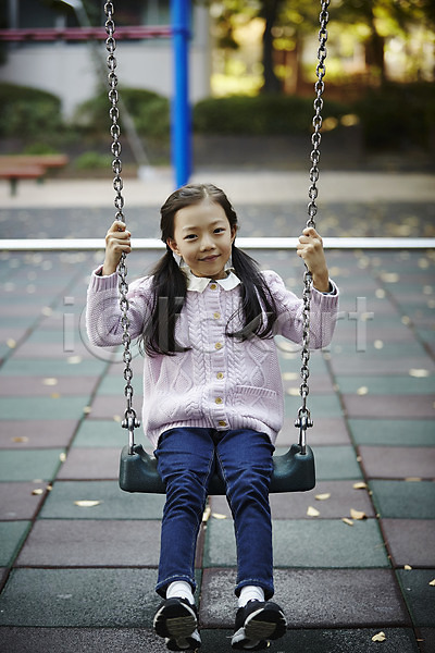 소녀한명만 어린이 여자 한국인 한명 JPG 앞모습 포토 그네 놀이터 앉기 야외 어린이라이프 웃음 전신 주간