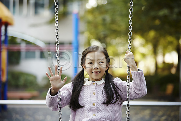 소녀한명만 어린이 여자 한국인 한명 JPG 앞모습 포토 그네 놀이터 상반신 손인사 앉기 야외 어린이라이프 웃음 주간