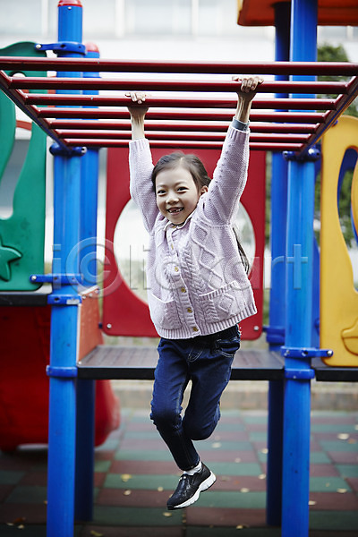 소녀만 소녀한명만 어린이 여자 한국인 한명 JPG 앞모습 포토 놀이터 매달리기 야외 어린이라이프 웃음 전신 주간 철봉