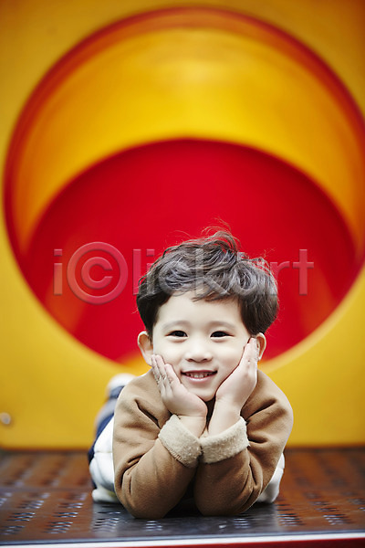 남자 소년한명만 어린이 한국인 한명 JPG 앞모습 포토 꽃받침 놀이터 미끄럼틀 상반신 야외 어린이라이프 엎드리기 웃음 주간