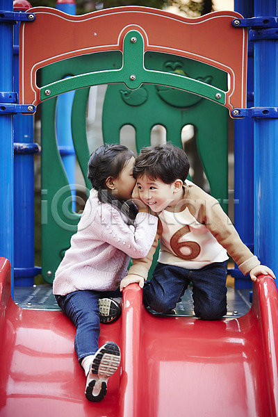 즐거움 남자 두명 어린이 어린이만 여자 한국인 JPG 앞모습 옆모습 포토 귓속말 남매 미끄럼틀 앉기 야외 어린이라이프 전신 주간