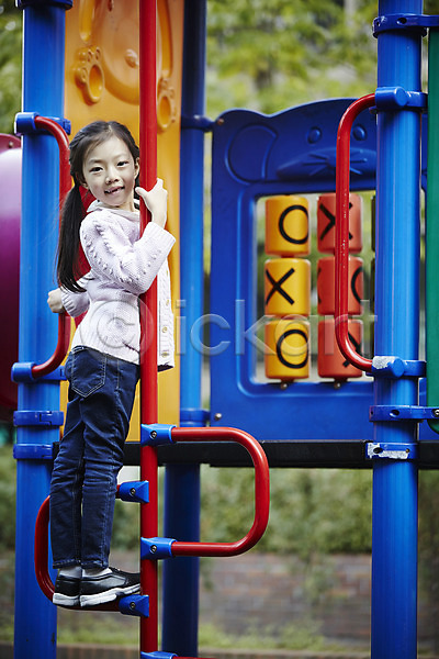 소녀한명만 어린이 여자 한국인 한명 JPG 뒷모습 포토 놀이터 뒤돌아보기 서기 야외 어린이라이프 웃음 응시 전신 주간