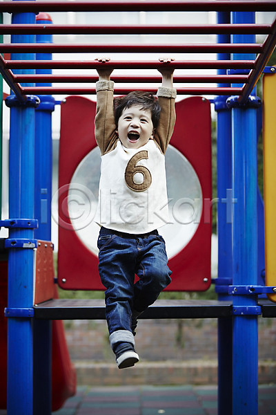 즐거움 남자 소년한명만 어린이 한국인 한명 JPG 앞모습 포토 놀이터 매달리기 야외 어린이라이프 웃음 전신 주간 철봉