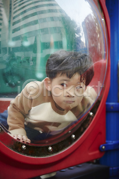 남자 소년한명만 어린이 한국인 한명 JPG 앞모습 포토 놀이터 상반신 앉기 야외 어린이라이프 응시 장난 주간