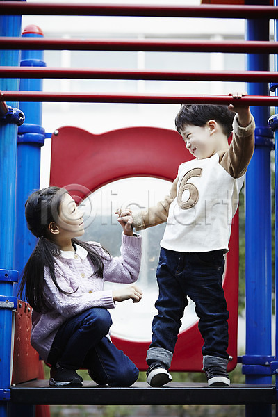 남자 두명 어린이 어린이만 여자 한국인 JPG 앞모습 포토 남매 놀이터 서기 손잡기 앉기 야외 어린이라이프 웃음 전신 주간 철봉