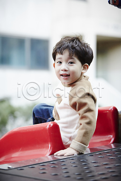 남자 소년한명만 어린이 한국인 한명 JPG 뒷모습 포토 놀이터 뒤돌아보기 미끄럼틀 상반신 앉기 야외 어린이라이프 웃음 주간
