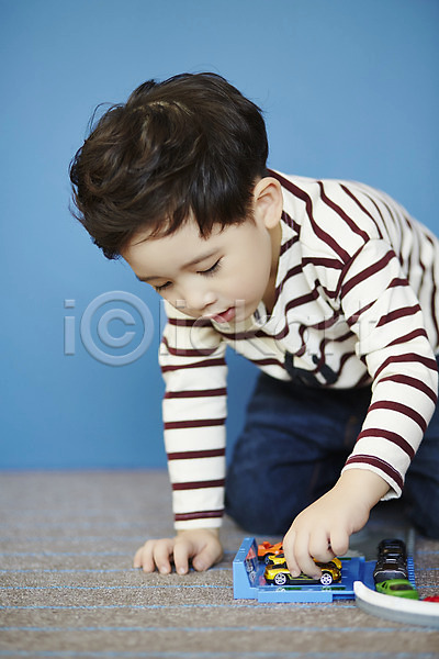 남자 소년한명만 어린이 한국인 한명 JPG 앞모습 포토 놀이 상반신 실내 앉기 어린이라이프 응시 장난감자동차