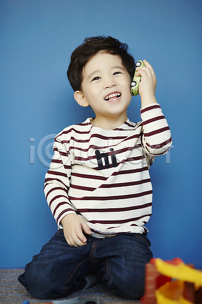 즐거움 남자 소년한명만 어린이 한국인 한명 JPG 앞모습 포토 실내 앉기 어린이라이프 웃음 장난 장난감자동차 전신