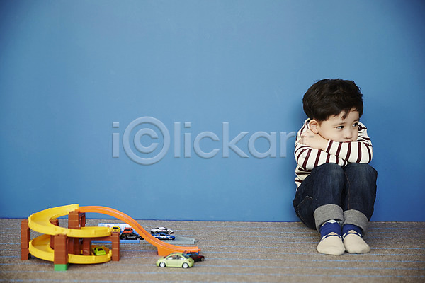 지루함 남자 소년한명만 어린이 한국인 한명 JPG 앞모습 포토 실내 앉기 어린이라이프 장난감 장난감자동차 전신