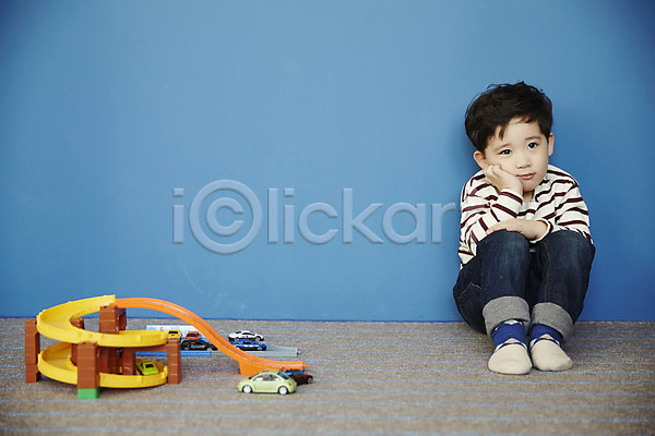 지루함 남자 소년한명만 어린이 한국인 한명 JPG 앞모습 포토 실내 앉기 어린이라이프 응시 장난감자동차 전신