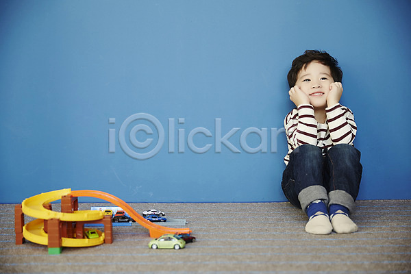 남자 소년한명만 어린이 한국인 한명 JPG 앞모습 포토 실내 앉기 어린이라이프 웃음 응시 장난감 장난감자동차 전신