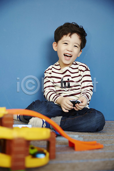 즐거움 남자 소년한명만 어린이 한국인 한명 JPG 앞모습 포토 놀이 실내 앉기 어린이라이프 웃음 응시 장난감 장난감자동차 전신