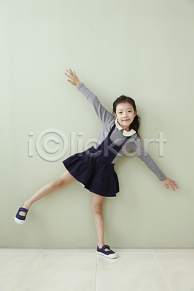 소녀한명만 어린이 여자 한국인 한명 JPG 앞모습 포토 서기 실내 어린이라이프 웃음 전신 팔벌리기