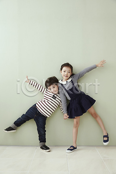 남자 두명 어린이 어린이만 여자 한국인 JPG 앞모습 포토 남매 서기 실내 어린이라이프 웃음 전신 팔벌리기