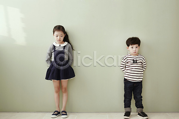 남자 두명 어린이 어린이만 여자 한국인 JPG 앞모습 포토 기댐 남매 서기 실내 어린이라이프 전신 토라짐