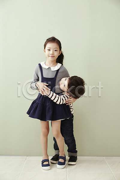 남자 두명 어린이 어린이만 여자 한국인 JPG 앞모습 포토 남매 서기 실내 안기 어린이라이프 웃음 전신