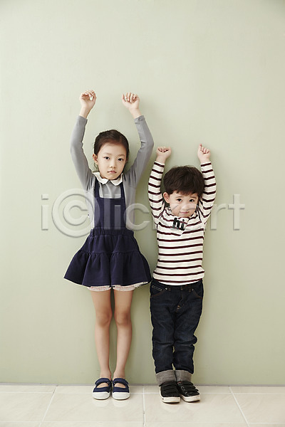 남자 두명 어린이 어린이만 여자 한국인 JPG 앞모습 포토 꾸지람 남매 벌서기 서기 손들기 실내 어린이라이프 전신
