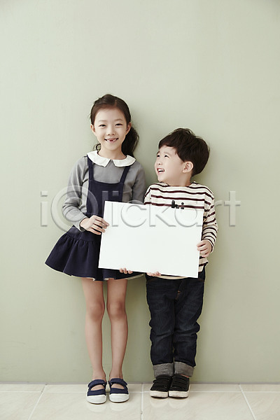 남자 두명 어린이 어린이만 여자 한국인 JPG 앞모습 포토 광고판 남매 들기 배너 사각프레임 서기 실내 알림판 어린이라이프 웃음 전신