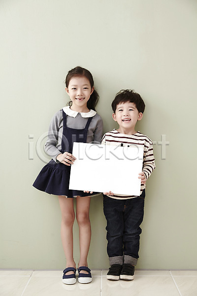 남자 두명 어린이 어린이만 여자 한국인 JPG 앞모습 포토 광고판 남매 들기 배너 사각프레임 서기 실내 알림판 어린이라이프 웃음 전신