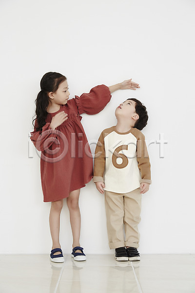 성장 남자 두명 어린이 어린이만 여자 한국인 JPG 앞모습 포토 남매 서기 실내 어린이라이프 전신 키재기 팔벌리기
