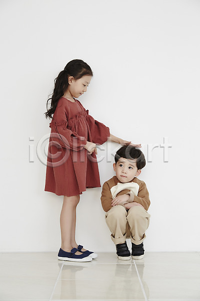 성장 남자 두명 어린이 어린이만 여자 한국인 JPG 앞모습 옆모습 포토 남매 서기 실내 앉기 어린이라이프 전신 키재기