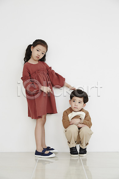 성장 남자 두명 어린이 어린이만 여자 한국인 JPG 앞모습 포토 남매 서기 실내 앉기 어린이라이프 전신 키재기