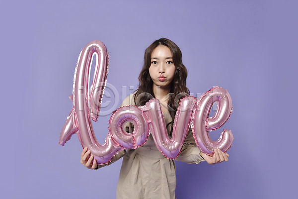 사랑 20대 성인 성인여자한명만 여자 한국인 한명 JPG 앞모습 포토 기념일 들기 상반신 서기 스튜디오촬영 실내 풍선