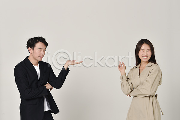 사랑 20대 남자 두명 성인 성인만 여자 한국인 JPG 앞모습 포토 가리킴 상반신 서기 스튜디오촬영 실내 웃음 커플