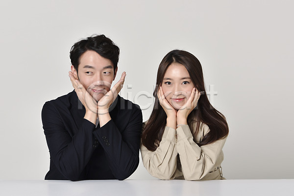 사랑 20대 남자 두명 성인 성인만 여자 한국인 JPG 앞모습 포토 꽃받침 상반신 스튜디오촬영 실내 앉기 웃음 커플