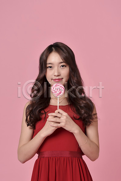 20대 성인 성인여자한명만 여자 한국인 한명 JPG 앞모습 포토 기념일 들기 사탕 상반신 서기 스튜디오촬영 실내 웃음 화이트데이