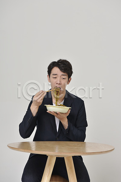 슬픔 20대 남자 성인 성인남자한명만 한국인 한명 JPG 앞모습 포토 기념일 먹기 블랙데이 상반신 솔로 스튜디오촬영 실내 앉기 짜장면 탁자