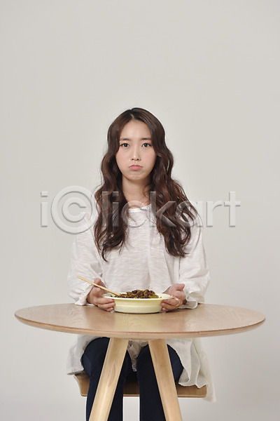 20대 성인 성인여자한명만 여자 한국인 한명 JPG 앞모습 포토 기념일 블랙데이 상반신 솔로 스튜디오촬영 실내 앉기 짜장면 탁자
