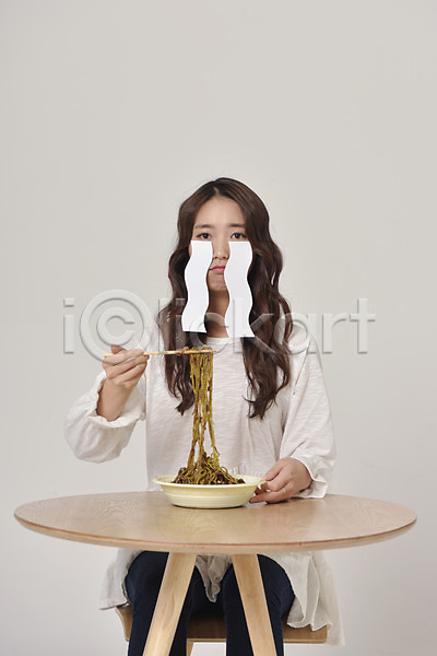 슬픔 20대 성인 성인여자한명만 여자 한국인 한명 JPG 앞모습 포토 기념일 눈물 블랙데이 상반신 솔로 스튜디오촬영 실내 앉기 짜장면 탁자