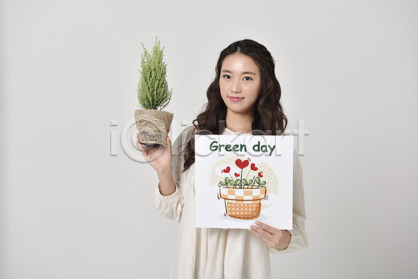 20대 성인 성인여자한명만 여자 한국인 한명 JPG 앞모습 포토 그린데이 기념일 들기 상반신 서기 스튜디오촬영 식물 실내 웃음 팻말 화분 환경
