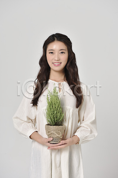 20대 성인 성인여자한명만 여자 한국인 한명 JPG 앞모습 포토 그린데이 기념일 들기 상반신 서기 스튜디오촬영 식물 실내 웃음 화분 환경