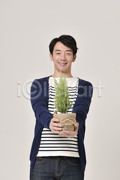 20대 남자 성인 성인남자한명만 한국인 한명 JPG 앞모습 포토 그린데이 기념일 들기 상반신 서기 스튜디오촬영 식물 실내 웃음 주기 화분 환경