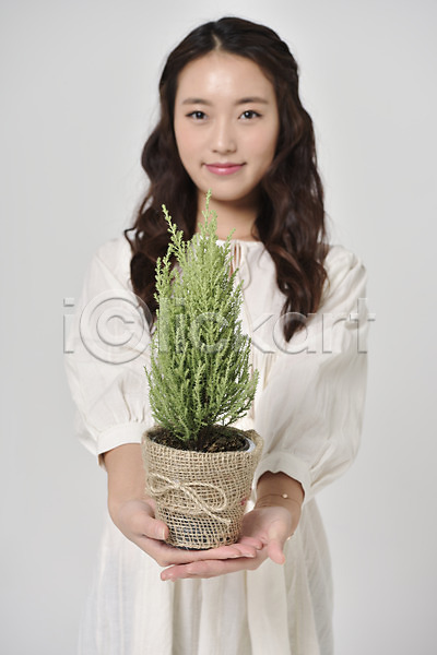 20대 성인 성인여자한명만 여자 한국인 한명 JPG 앞모습 포토 그린데이 기념일 들기 상반신 서기 스튜디오촬영 식물 실내 웃음 주기 화분 환경
