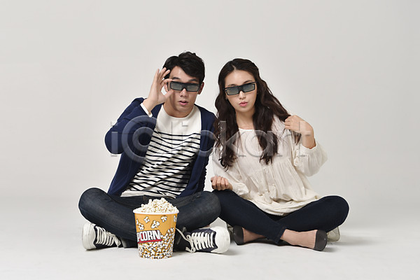 사랑 20대 남자 두명 성인 성인만 여자 한국인 JPG 앞모습 포토 3D안경 기념일 무비데이 스튜디오촬영 실내 앉기 영화 전신 커플 팝콘