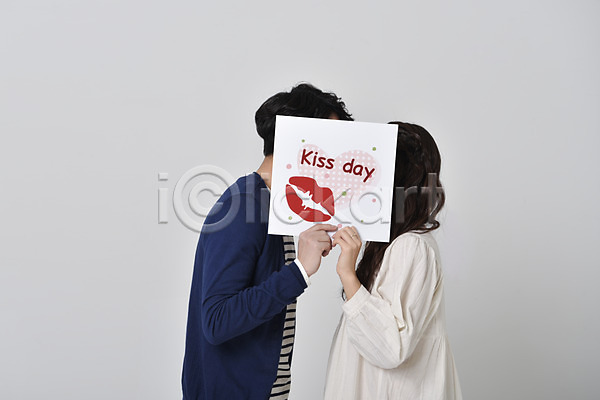 사랑 20대 남자 두명 성인 성인만 여자 한국인 JPG 옆모습 포토 기념일 들기 상반신 서기 스튜디오촬영 실내 얼굴가리기 커플 키스 키스데이 팻말
