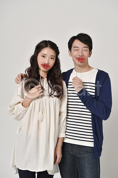 사랑 20대 남자 두명 성인 성인만 여자 한국인 JPG 앞모습 포토 기념일 들기 상반신 서기 스튜디오촬영 실내 웃음 입술모양 커플 키스데이