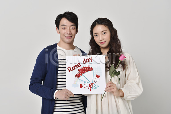 사랑 20대 남자 두명 성인 성인만 여자 한국인 JPG 앞모습 포토 기념일 들기 로즈데이 상반신 서기 스튜디오촬영 실내 웃음 장미 커플 팻말