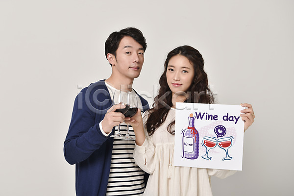 사랑 20대 남자 두명 성인 성인만 여자 한국인 JPG 앞모습 포토 기념일 데이이벤트 들기 상반신 서기 스튜디오촬영 실내 와인 와인데이 와인잔 웃음 커플 팻말