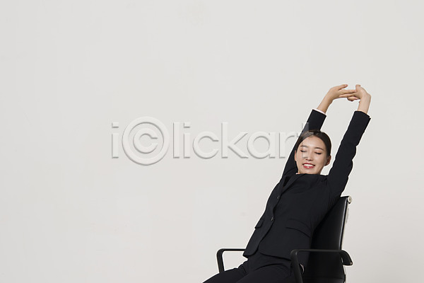 20대 성인 성인여자한명만 여자 한국인 한명 JPG 앞모습 포토 기지개 비즈니스라이프 비즈니스우먼 상반신 스튜디오촬영 신입사원 실내 앉기 웃음 의자 정장 직장인 포즈