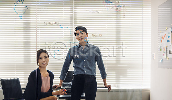 20대 남자 두명 성인 여자 한국인 JPG 앞모습 포토 기록 동료 미소(표정) 비즈니스라이프 비즈니스맨 비즈니스우먼 상반신 서기 신입사원 실내 앉기 응시 정장 직장인 캐주얼 회의 회의실