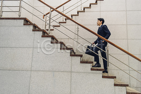20대 남자 성인 성인남자한명만 한국인 한명 JPG 로우앵글 옆모습 포토 가방 걷기 계단 들기 비즈니스라이프 비즈니스맨 신입사원 야외 오르기 응시 전신 정장 주간 직장인 퇴근 퇴근길 판교