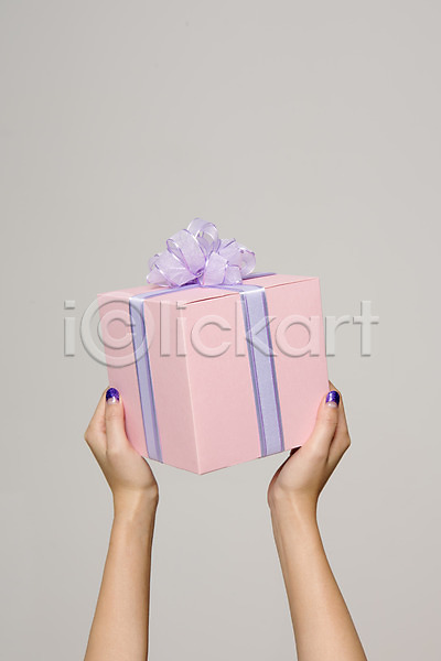 신체부위 한명 JPG 포토 들기 리본 백그라운드 선물 선물상자 손 이벤트 파스텔 프로포즈