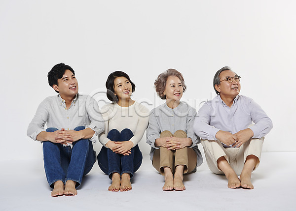 30대 60대 남자 노년 성인 여러명 여자 한국인 JPG 앞모습 포토 가족 노부부 딸 부부 스튜디오촬영 실내 아들 아빠 앉기 엄마 웃음 응시 전신 할머니 할아버지