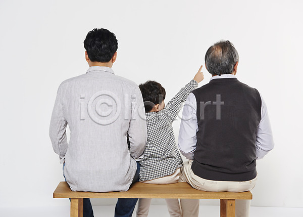 30대 60대 남자 남자만 노년 성인 세명 어린이 한국인 JPG 뒷모습 포토 가리킴 가족 부자3대 상반신 손자 스튜디오촬영 실내 아들 아빠 앉기 웃음 응시 의자 할아버지